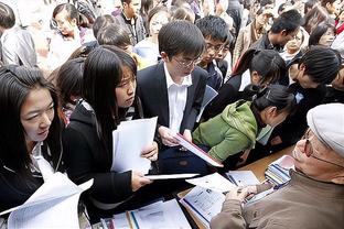 日本演员萩原利久拿球衣给库里签名成功 圆梦大通中心